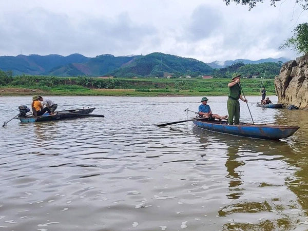 Rủ nhau ra ven sông Hồng chơi, 1 học sinh tử vong, 1 học sinh mất tích
