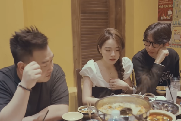 ViruSs dẫn bạn gái kém 11 tuổi đi ăn cùng mẹ, vô tình rơi vào ống kính của ông chủ nhà hàng