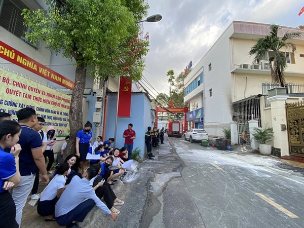 TPHCM: Cháy phía sau ngân hàng MBbank, nhân viên tháo chạy tán loạn