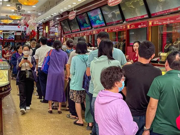 Người dân đổ xô mua, vàng miếng SJC 'cháy hàng'