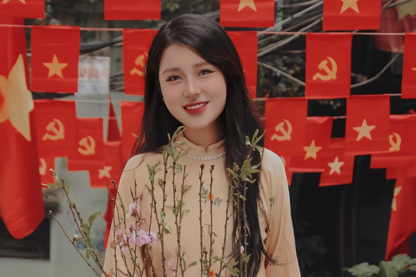 'Hot' trở lại, cô giáo Vật lý méo mặt vì những 'phán xét'