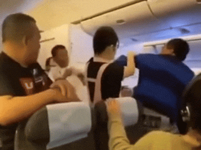 Video: Hai người đàn ông lao vào đánh nhau vì bị giành mất ghế