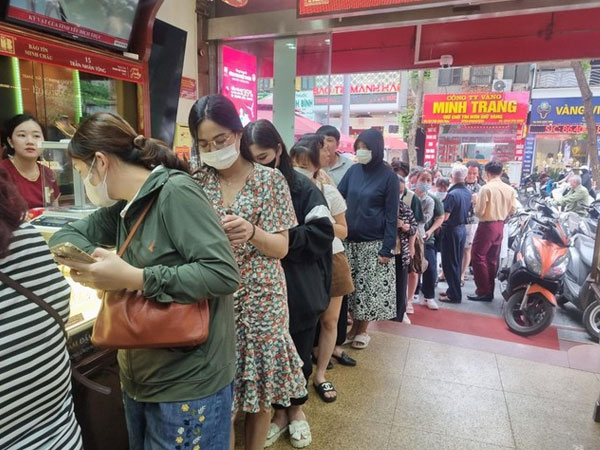 Giá vàng miếng SJC 'điên loạn', ai hưởng lợi?