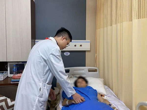 Bố nữ bác sĩ bị kính đổ vào người: Con tôi còn muốn ra nước ngoài học Tiến sĩ, giờ nằm thở cũng khó nhọc