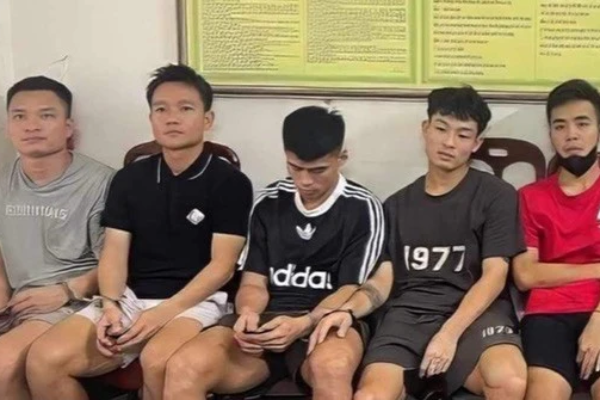 Tin mới vụ 5 cầu thủ cùng 5 cô gái sử dụng ma tuý trong khách sạn