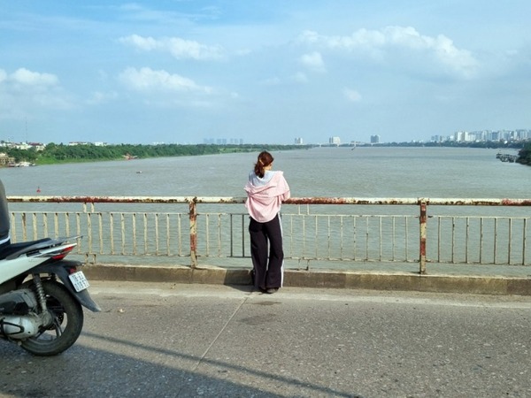 Kịp thời ngăn người phụ nữ nhảy cầu Chương Dương tự tử