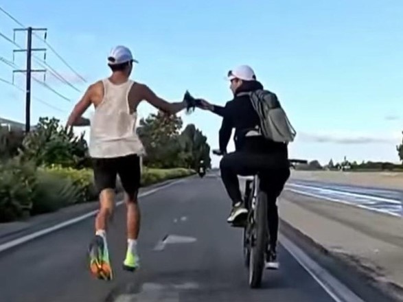 Uống chai nước bố đưa khi đang chạy, nhà vô địch marathon bị tước HCV trong cay đắng