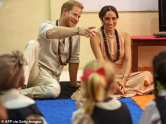 Meghan liên tục chiếm spotlight trong chuyến thăm Nigeria cùng Harry, vẫn gây tranh cãi vì một chiếc váy