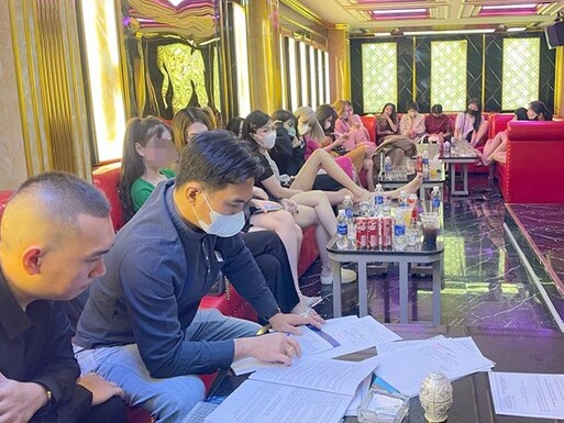 Phát hiện nhà hàng có 2 nữ tiếp viên mặc 'xuyên thấu' ngồi phục vụ khách