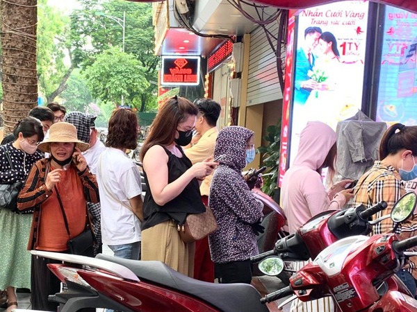 Dân xếp hàng mua vàng từ sớm, tiệm vàng ngừng bán, chỉ mua vào