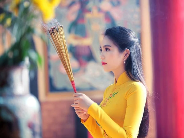 Vì sao người xưa nói 'nghèo không lễ Phật'?