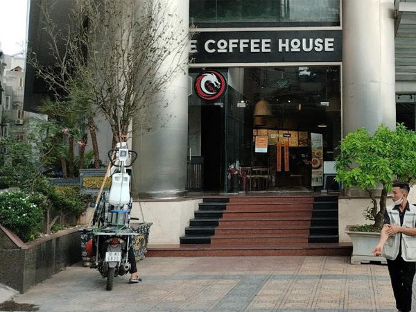Sự cố vỡ kính khiến nữ bác sĩ ở Hà Nội nguy kịch: The Coffee House sẽ bồi thường như thế nào?
