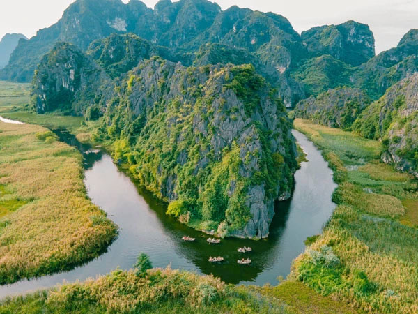 Điểm đến 'chữa lành' cách Hà Nội hơn 80km: Được mệnh danh là 'vịnh không sóng', chốn 'bồng lai tiên cảnh' hữu tình