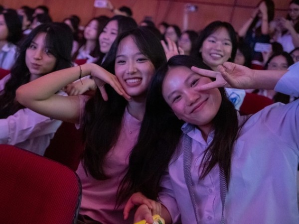 31 giây sự chú ý va vào nhan sắc 'ngoan xinh yêu' của dàn nữ sinh Ams trong Lễ trưởng thành