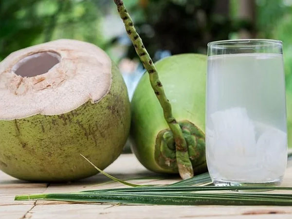 Biết 5 tác dụng này sẽ hiểu vì sao nhiều người uống nước dừa mỗi ngày