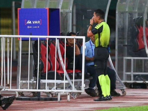 VAR bị hỏng ngay trong ngày ra mắt giải VĐQG Malaysia