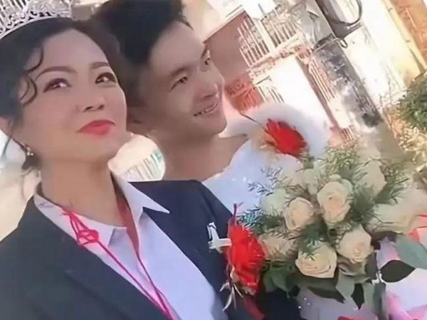 Hình ảnh chú rể mặc váy cưới, nhận sính lễ hơn 560 triệu đồng từ nhà gái gây tranh cãi