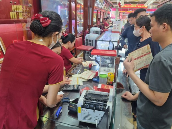 Giá vàng như ‘lên đồng’, có tiền cũng không mua được