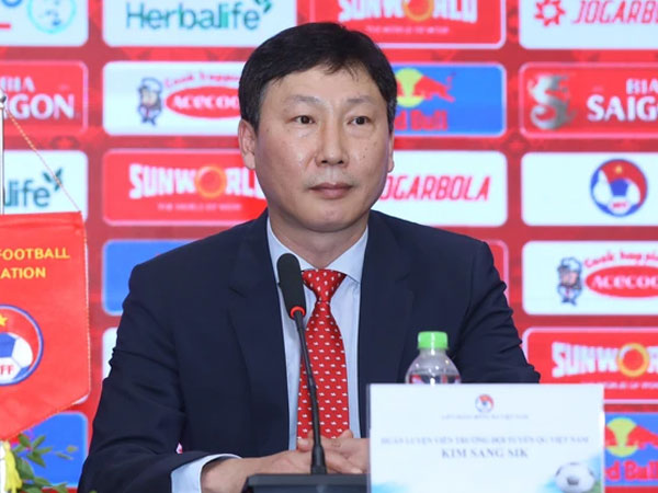 Sau lời cảnh báo tới Công Phượng, HLV Kim Sang-sik sắp làm điều giống ông Troussier?