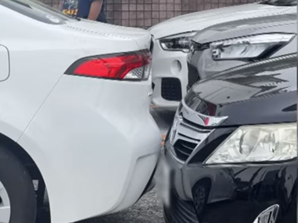 Đỗ ô tô kiểu 'tréo ngoe' khiến 7 chiếc xe khác không ra được, người phụ nữ phải trả giá đắt