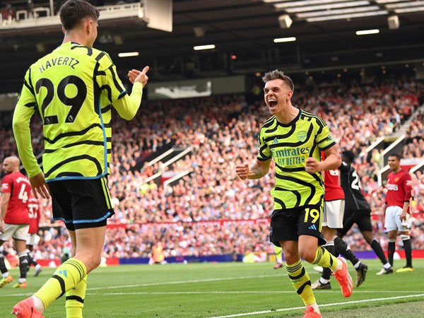 Đánh bại MU, Arsenal đòi lại ngôi đầu bảng