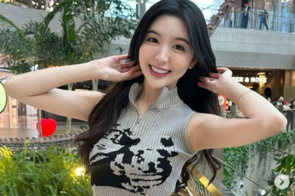 Đi ngược trào lưu diện đồ hở, nữ streamer vẫn hút fan