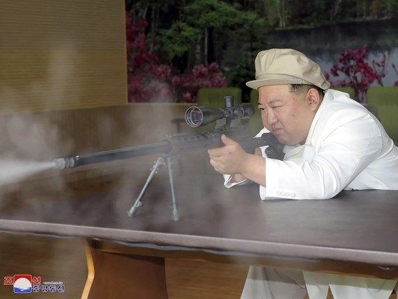 Ông Kim Jong Un trổ tài thiện xạ 'bách phát bách trúng' - Báo Hàn Quốc nghi ngờ