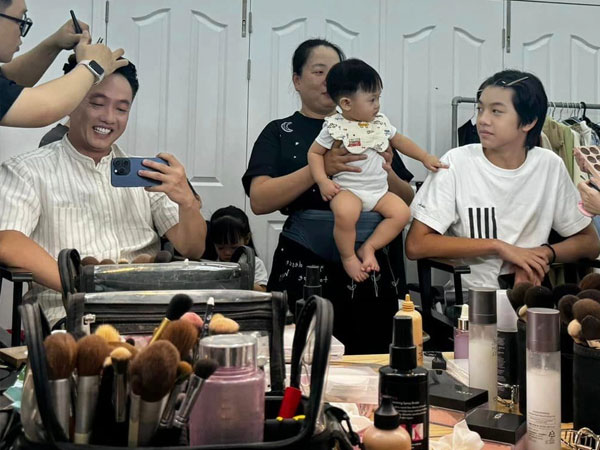 Subeo chiếm trọn spotlight khi cùng Cường Đô La chụp ảnh gia đình, thái độ với em trai mới đáng bàn