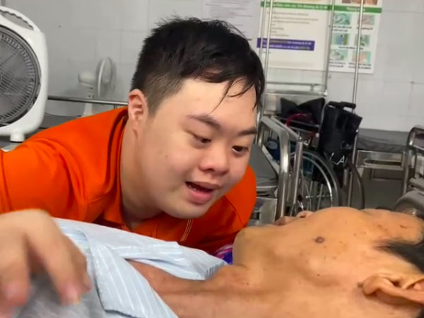 Câu hỏi của con trai mắc bệnh Down khiến cha đang nằm viện 'cười mãi không thôi'