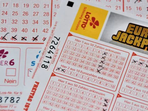 Trúng số độc đắc nhưng giấu vợ để lén gửi tiền cho em gái và vợ cũ