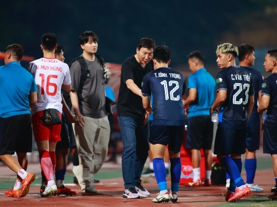 HLV Kim Sang Sik gặp riêng Đình Trọng, 'chuyên gia săn Tây' sáng cửa trở lại tuyển Việt Nam