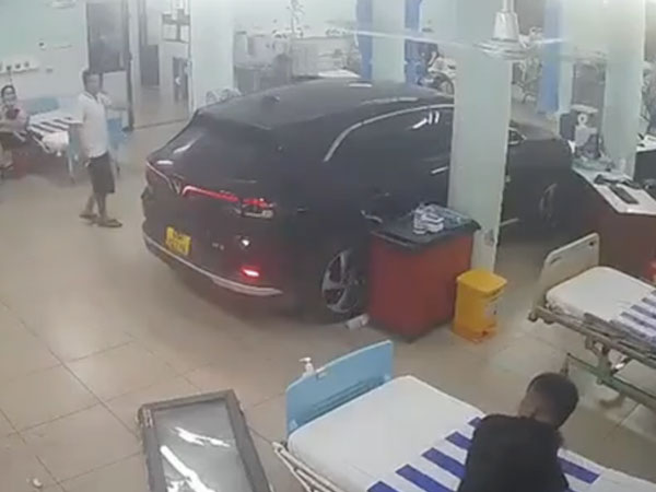 Hy hữu ô tô lao thẳng vào phòng cấp cứu Bệnh viện Nhi đồng