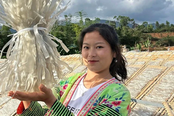Từng không mua nổi chiếc kẹo khi ốm nghén, 'bà trùm' miến dong Sùng Bầu sinh năm 2k2 đổi đời bằng cách nào?