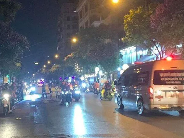 Tông nữ sinh tử vong rồi bỏ chạy, tài xế xe tải bị người dân chặn bắt