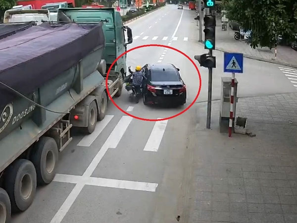 Thầy giáo trường nghề phóng nhanh vượt ẩu, đẩy xe máy va chạm với xe tải
