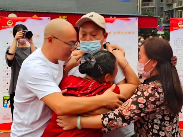 Tìm được gia đình sau 30 năm bị bắt cóc, người đàn ông ngã quỵ: 'Cha! Cuối cùng con đã về'