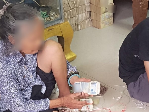 Xôn xao cụ bà ăn xin ở Nam Định có 9 bao tiền, chính quyền địa phương lên tiếng