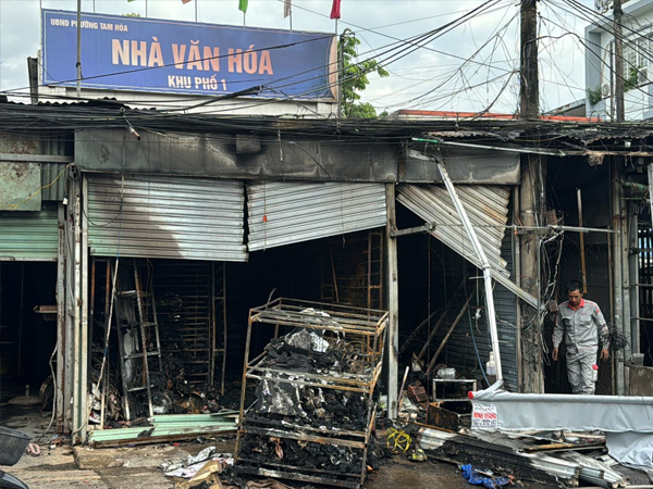 Cháy lớn kèm tiếng nổ trong khuôn viên nhà văn hóa ở Đồng Nai