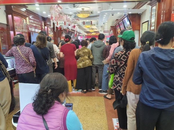 Giá vàng tăng giảm 'điên loạn', lộ diện người mang 100 lượng vàng miếng SJC đi chốt lời