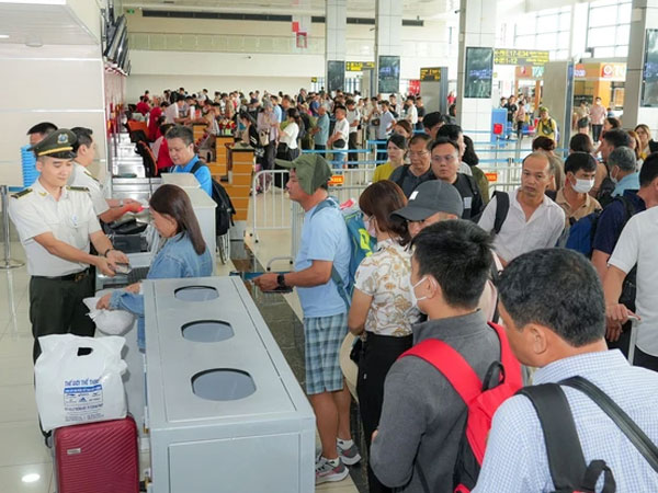 Giá vé máy bay tăng cao, tại sao kiểm tra không phát hiện vi phạm?