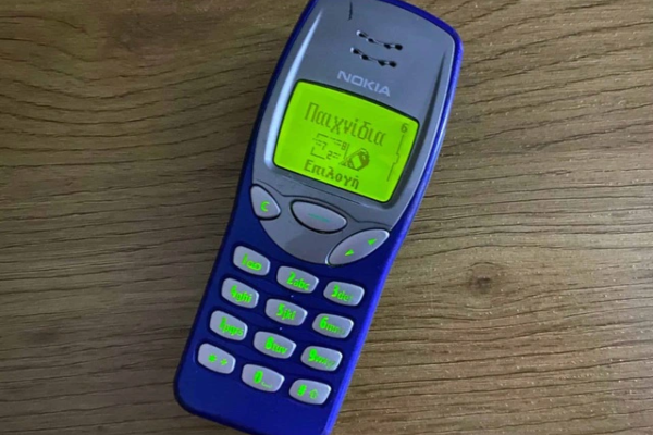 Nokia 3210 mới cháy hàng sau 2 ngày, dân tình săn lùng như 'bảo vật': Tất cả chỉ vì một tính năng lạ đời!