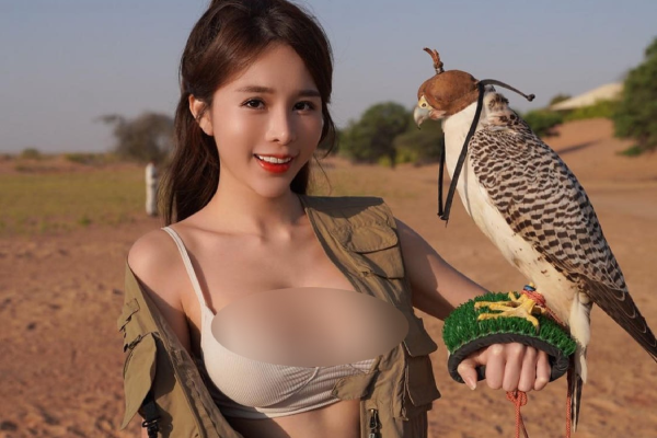 Nữ DJ Trung Quốc 1,5 triệu fan diện đồ gây tranh cãi khi đi chơi ở Saudi Arabia