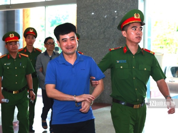 Xử phúc thẩm vụ Việt Á: Phan Quốc Việt cười tươi khi được dẫn tới toà