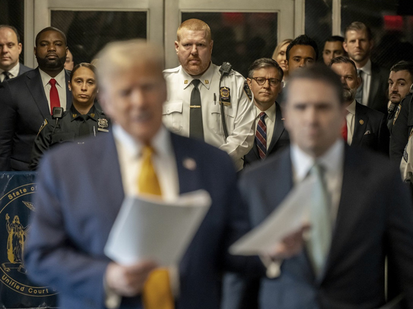 Chủ tịch Hạ viện và hàng loạt quan chức Mỹ đến tòa ủng hộ ông Trump