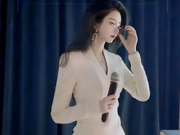 Bộ đầm vest của cô giáo lộ 1 chi tiết gây tranh cãi: Lớp học chật kín sinh viên nhưng phụ huynh rất lo ngại