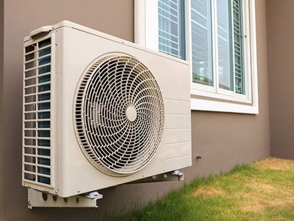 Cục nóng điều hòa có cần che chắn khi đặt ngoài trời?