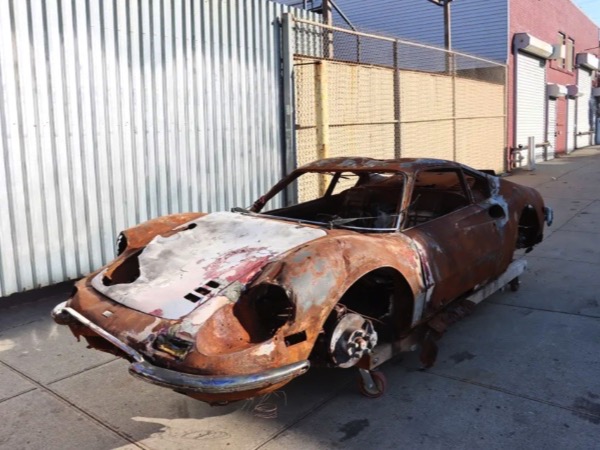 Như đống sắt vụn, chiếc Ferrari cổ vẫn được rao bán với giá hơn 3,9 tỷ đồng