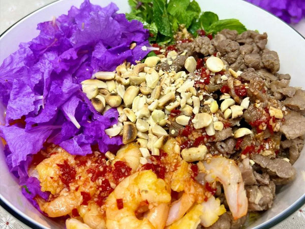 Gỏi hoa bằng lăng - món ăn 'đu trend' đang hot rần rần nhưng lại có điều khiến dân mạng lo lắng