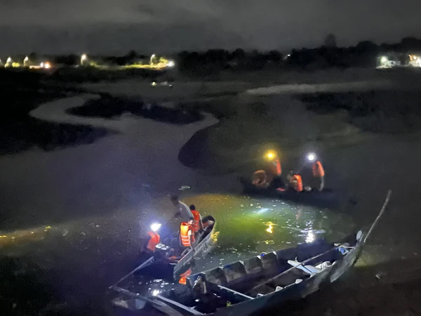 Lật thuyền trên sông Ba, 3 công nhân thi công cao tốc Bắc - Nam gặp nạn