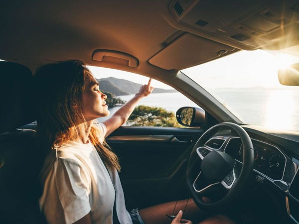 Mẹo rẻ tiền giúp làm sạch kính lái, không còn vết lem nhem khi đi ngược nắng